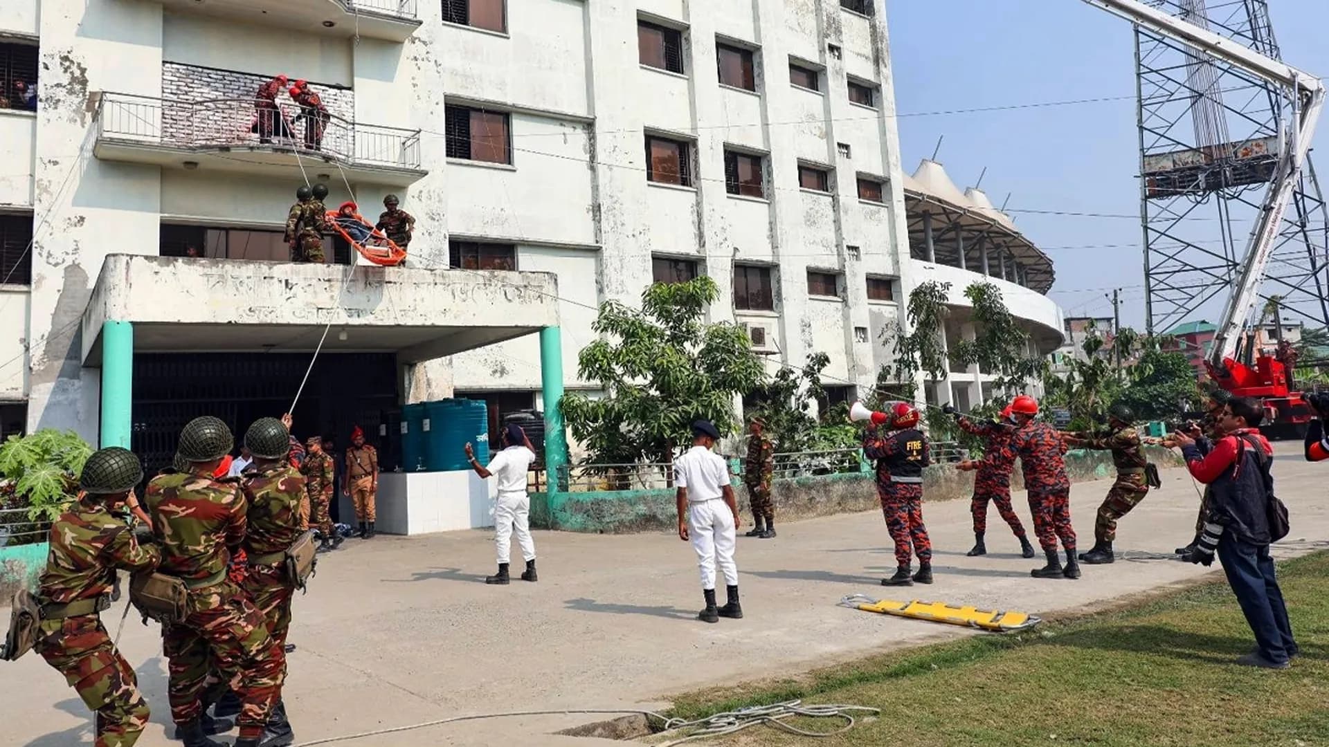 বরিশালে সেনাবাহিনীর তত্ত্বাবধানে দুর্যোগ ব্যবস্থাপনার মহড়া