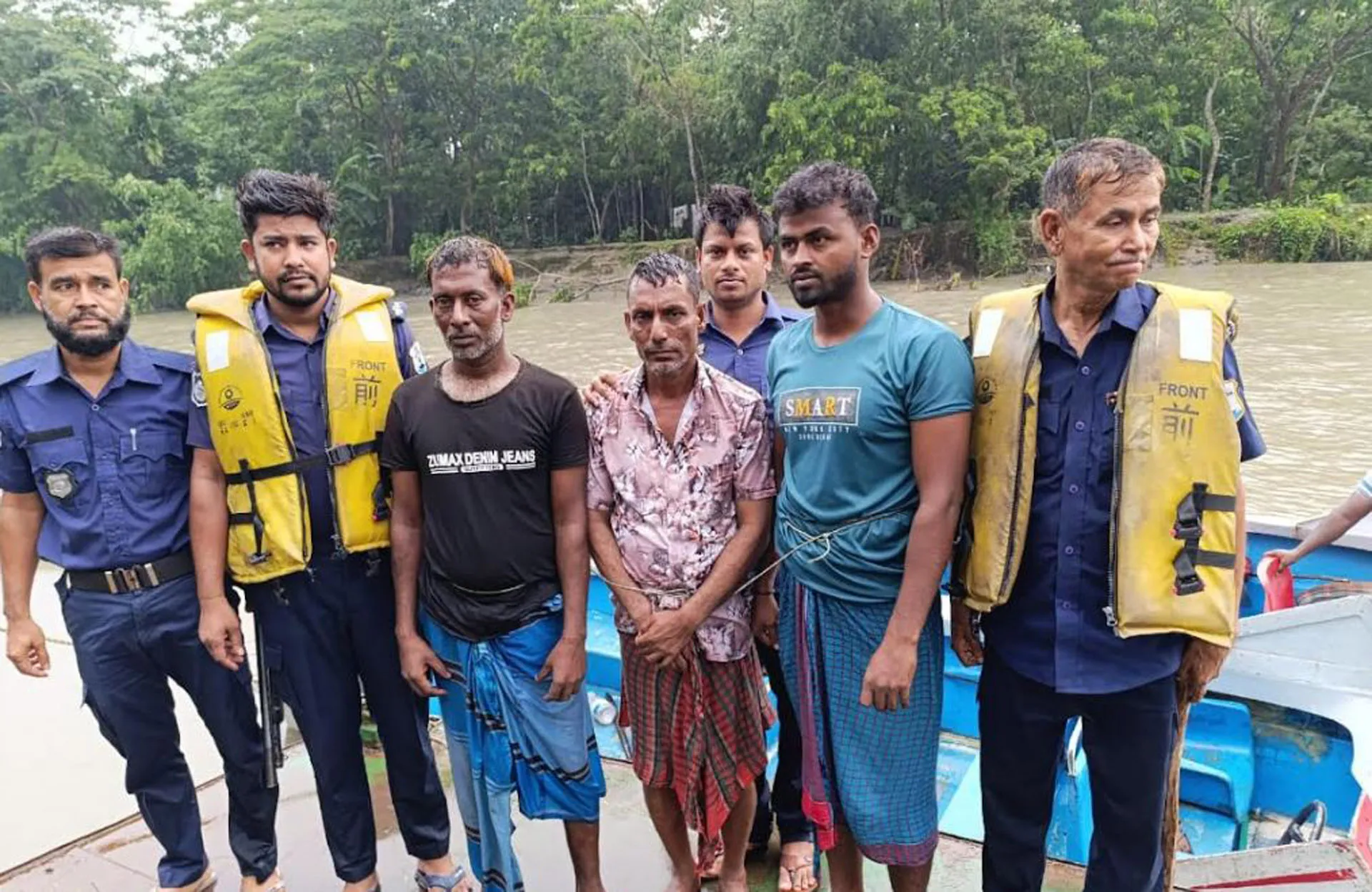 হিজলায় মেঘনায় জাহাজে চাঁদাবাজিকালে পুলিশের হাতে আটক ৩